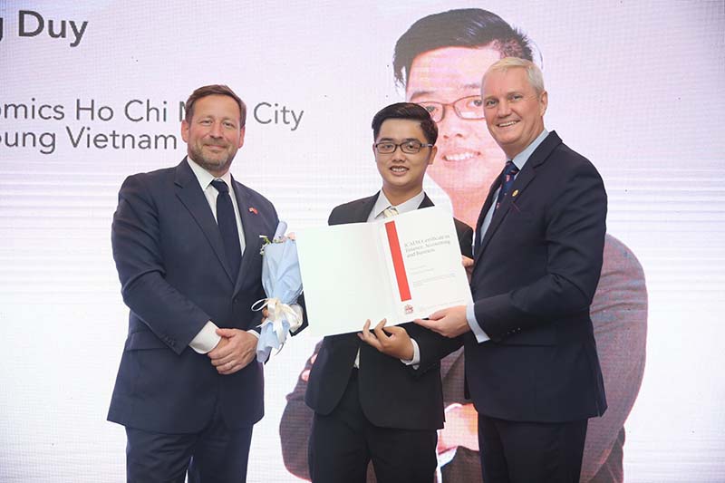 Nguyễn Hoàng Duy nhận bằng ICAEW CFAB sau khi hoàn thành 6 môn học đầu tiên của Certificate level